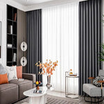 Salon moderne avec canapé confortable et rideaux élégants, décoration intérieure chic avec des touches de couleur orange pour une atmosphère chaleureuse et accueillante. Idéal pour un aménagement contemporain et sophistiqué.