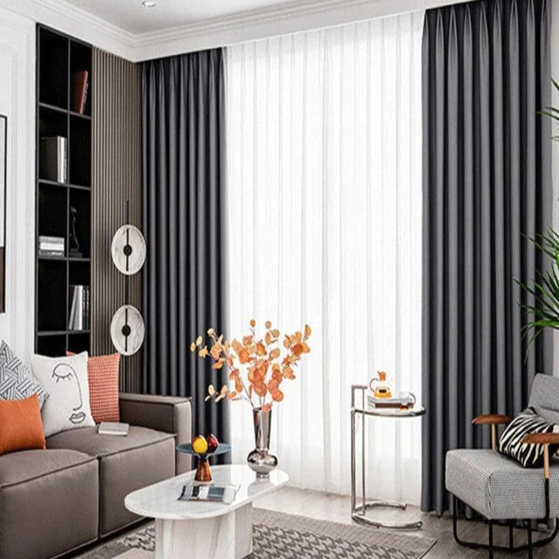 Salon moderne avec canapé confortable et rideaux élégants, décoration intérieure chic avec des touches de couleur orange pour une atmosphère chaleureuse et accueillante. Idéal pour un aménagement contemporain et sophistiqué.