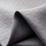 Texture en relief grise avec motif géométrique moderne, idéal pour décoration intérieure contemporaine. Conception soignée pour un style élégant et sophistiqué, parfait pour revêtements ou ameublement.