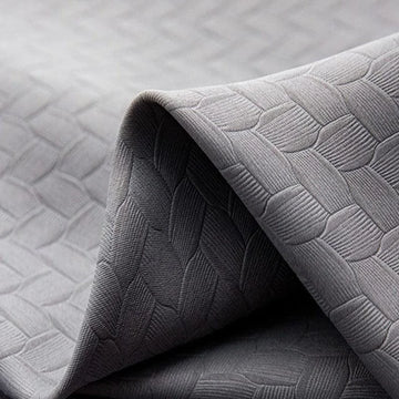 Texture en relief grise avec motif géométrique moderne, idéal pour décoration intérieure contemporaine. Conception soignée pour un style élégant et sophistiqué, parfait pour revêtements ou ameublement.