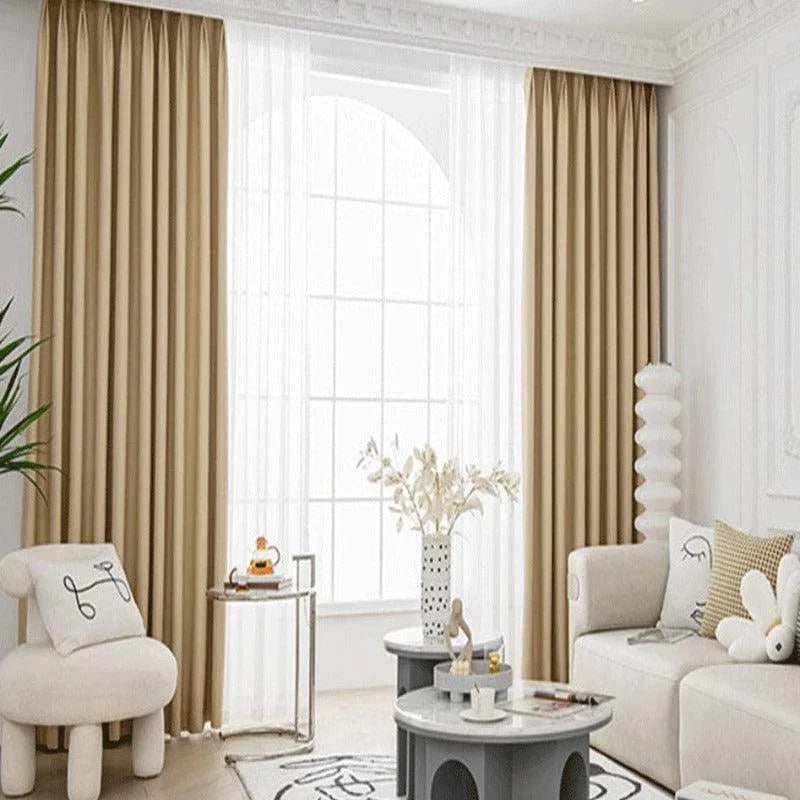Rideaux élégants de couleur beige pour salon moderne, ajoutant une touche de sophistication à votre décoration intérieure. Design contemporain parfait pour créer une ambiance chaleureuse et accueillante, idéal pour toute pièce lumineuse. Complétez votre espace avec ces rideaux qui allient style et fonctionnalité.