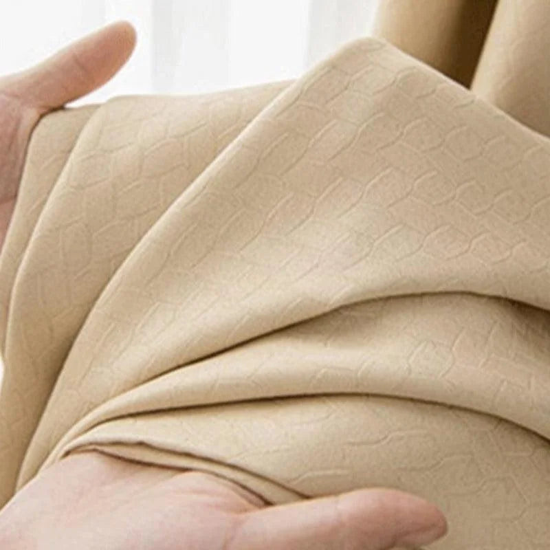 Tissu beige doux avec motif discret, idéal pour la décoration intérieure. Parfait pour des rideaux ou coussins, ce textile ajoute une touche d'élégance à votre espace de vie. Sa texture légère et son design subtil en font un choix raffiné pour habiller votre maison.