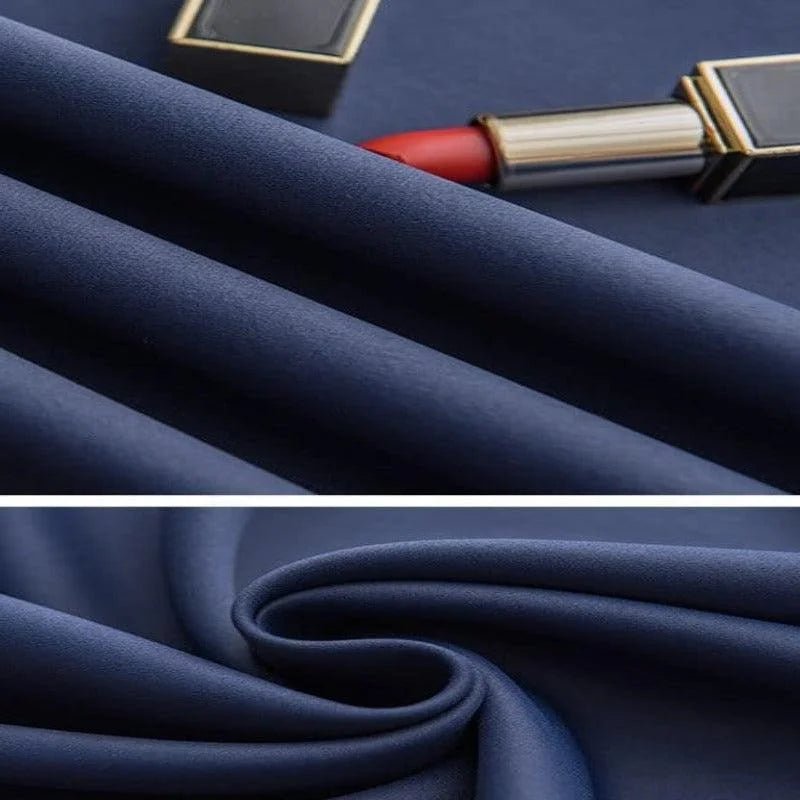 Rouge à lèvres rouge vif avec un tissu bleu, présentant une combinaison élégante et sophistiquée pour un look chic et tendance. Parfait pour ajouter une touche de glamour à votre style quotidien ou pour des occasions spéciales. Découvrez l'harmonie parfaite entre le maquillage vibrant et la mode raffinée.
