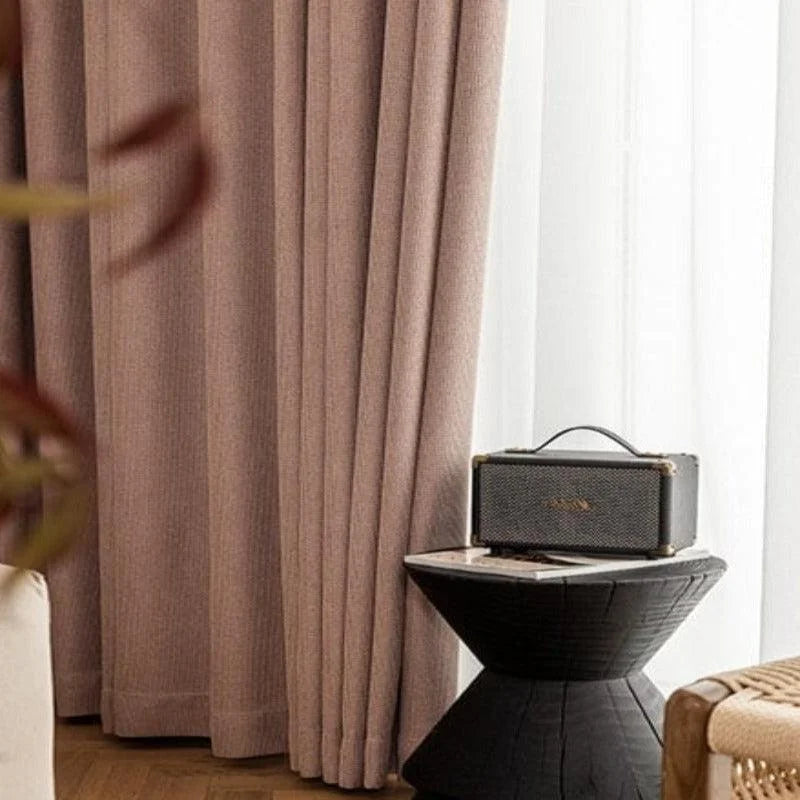 Rideaux élégants dans un salon moderne avec déco contemporaine et amplificateur sur une table d'appoint, offrant une ambiance chaleureuse et sophistiquée. Conçu pour améliorer l'esthétique et l'acoustique de votre espace intérieur.