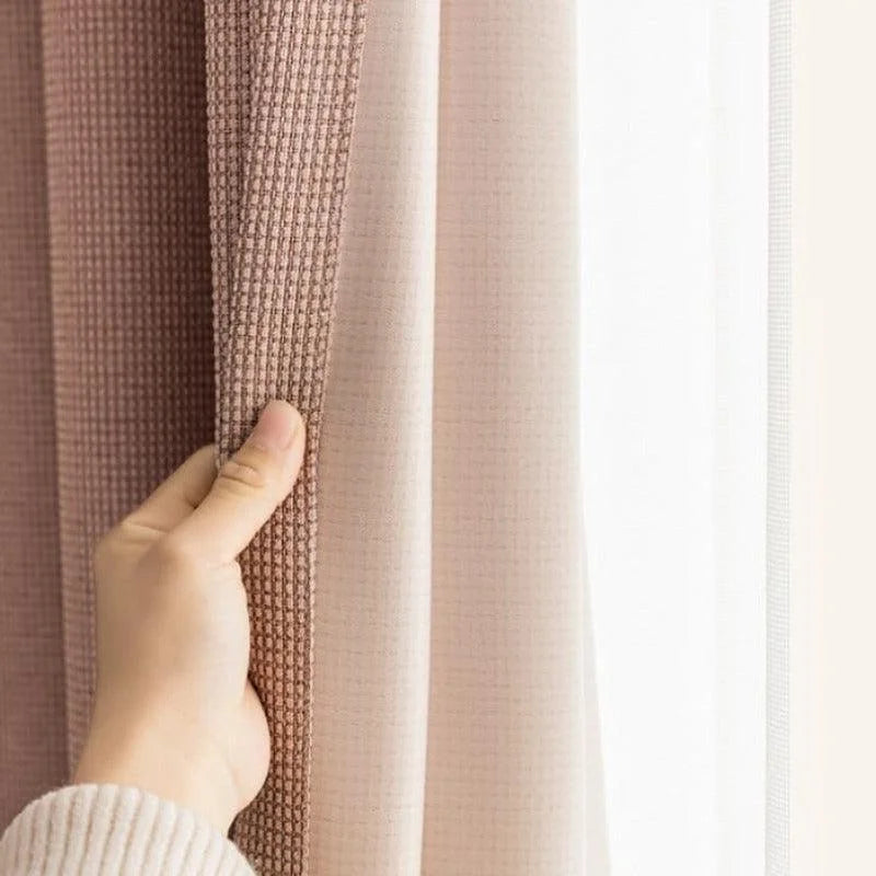 Rideau élégant de couleur rose pâle, idéal pour apporter une touche de douceur et de modernité à votre intérieur. Ce modèle offre une excellente gestion de la lumière et s'intègre parfaitement dans divers styles de décoration. Adapté aux salons, chambres ou bureaux, il permet de créer une ambiance chaleureuse et accueillante.