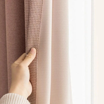 Rideau élégant de couleur rose pâle, idéal pour apporter une touche de douceur et de modernité à votre intérieur. Ce modèle offre une excellente gestion de la lumière et s'intègre parfaitement dans divers styles de décoration. Adapté aux salons, chambres ou bureaux, il permet de créer une ambiance chaleureuse et accueillante.