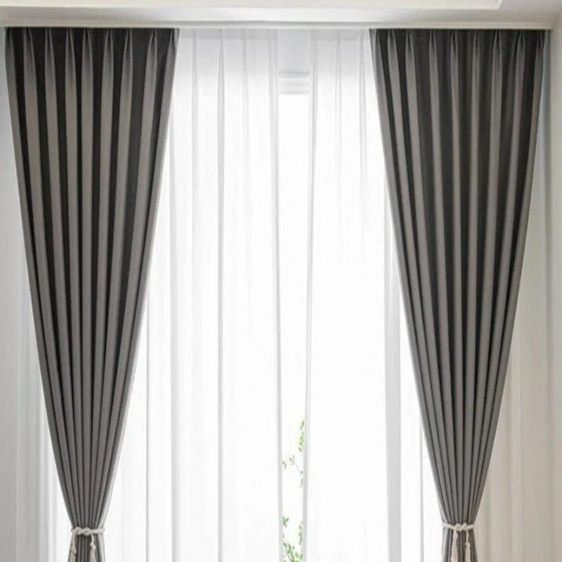 Rideaux modernes gris foncé avec doubles panneaux, parfaits pour une décoration intérieure élégante et sophistiquée. Leur design épuré apporte une touche contemporaine à votre salon ou chambre, tout en offrant une parfaite gestion de la luminosité. Idéal pour créer une atmosphère chaleureuse dans votre maison.