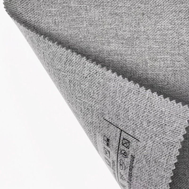 Échantillon de tissu gris avec motifs d'entretien visibles au dos, idéal pour l'ameublement et la décoration intérieure moderne, offrant un style épuré et polyvalent.