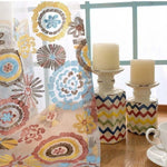 Rideau décoratif à motifs floraux colorés, parfait pour ajouter une touche de fraîcheur et d'élégance à votre intérieur. Complétez la décoration de votre salon avec ces bougeoirs en relief et ces bougies blanches. Créez une ambiance chaleureuse et accueillante avec cet ensemble harmonieux.