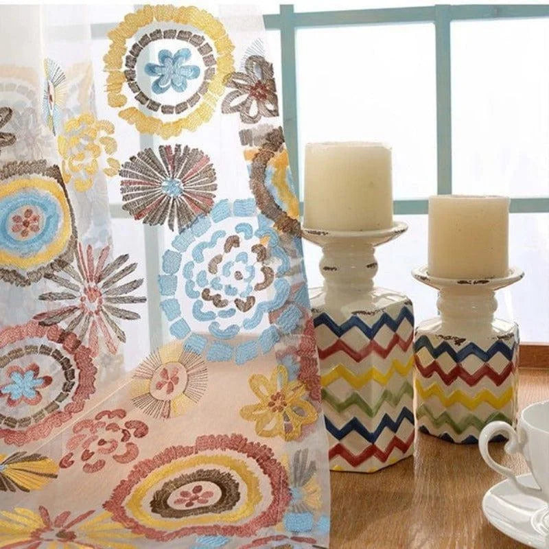 Rideau décoratif à motifs floraux colorés, parfait pour ajouter une touche de fraîcheur et d'élégance à votre intérieur. Complétez la décoration de votre salon avec ces bougeoirs en relief et ces bougies blanches. Créez une ambiance chaleureuse et accueillante avec cet ensemble harmonieux.