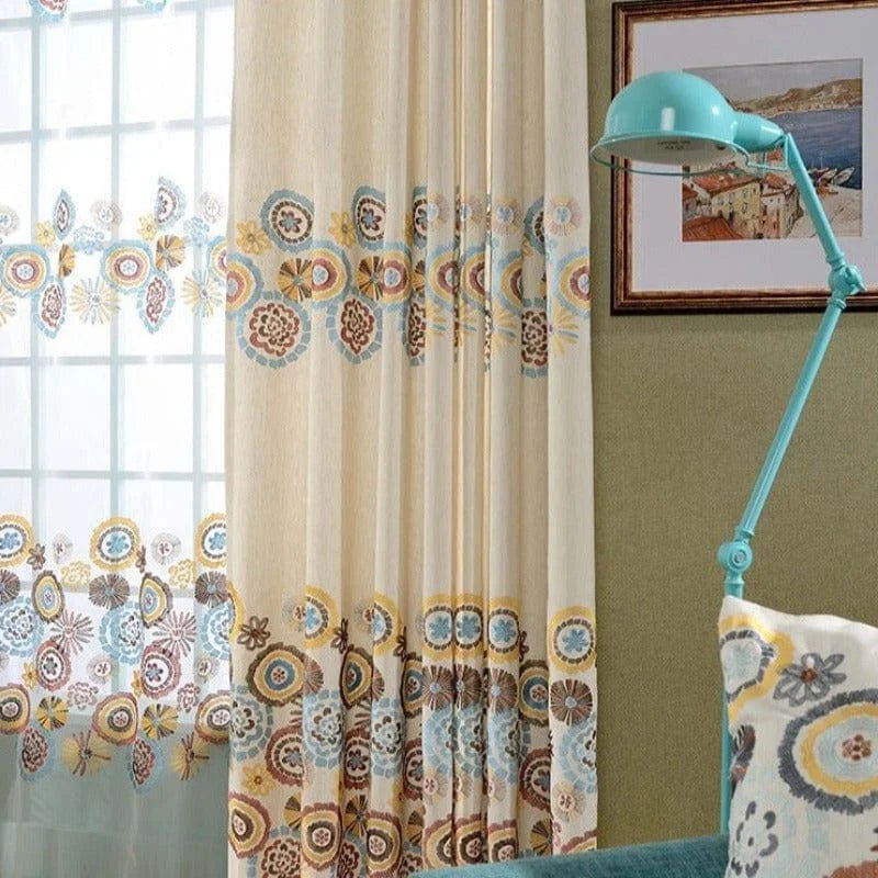 Rideaux élégants avec motifs floraux colorés pour une ambiance chaleureuse et accueillante. Parfaits pour une décoration intérieure moderne, ces rideaux apportent une touche de charme à votre salon ou chambre. Accessoire idéal pour filtrer la lumière tout en ajoutant une note décorative à votre pièce.
