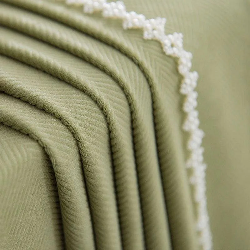 Couverture ornée de motifs délicats et bordure en dentelle, couleur vert olive apaisante, parfait pour ajouter une touche élégante à votre décoration intérieure. Idéale pour le salon ou la chambre, cette couverture transforme votre espace en un havre de confort et de style.