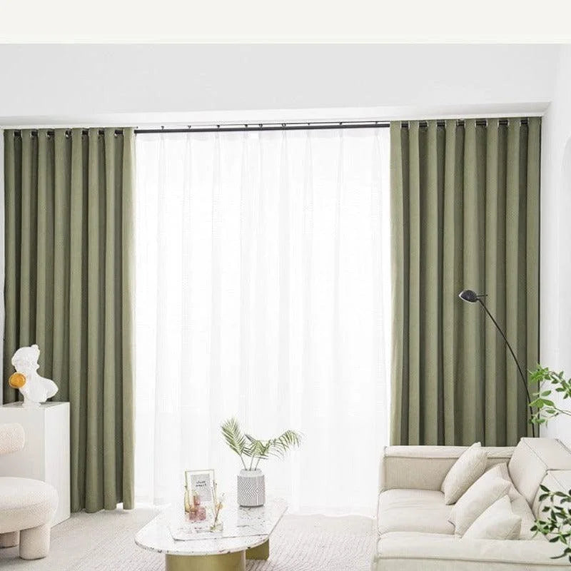 Rideaux modernes pour salon, avec un design élégant, vert olive et blanc, créant une atmosphère lumineuse et apaisante. Décoration intérieure raffinée avec canapé beige et table basse stylée. Idéal pour apporter une touche de sophistication à votre espace de vie.
