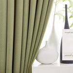 Rideau occultant vert pour salon, design moderne et élégant, idéal pour une ambiance apaisante. Accessoire de décoration intérieure, s'harmonise avec un décor minimaliste. Disponible en plusieurs tailles pour s'adapter à vos fenêtres.