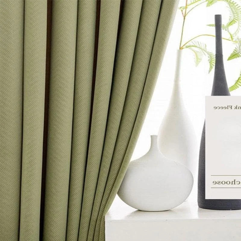 Rideau occultant vert pour salon, design moderne et élégant, idéal pour une ambiance apaisante. Accessoire de décoration intérieure, s'harmonise avec un décor minimaliste. Disponible en plusieurs tailles pour s'adapter à vos fenêtres.