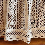 Tenture en dentelle beige au design délicat et élégant pour embellir votre intérieur. Parfait pour ajouter une touche de charme champêtre à vos fenêtres ou comme élément décoratif sur une table. Idéal pour ceux qui recherchent une décoration intérieure raffinée et intemporelle.