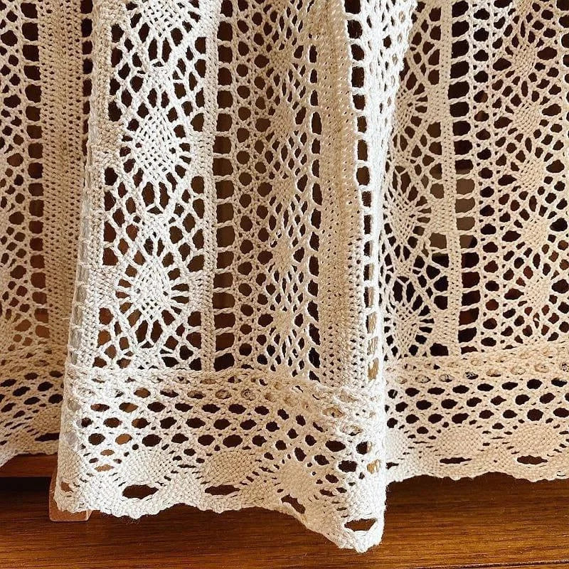 Tenture en dentelle beige au design délicat et élégant pour embellir votre intérieur. Parfait pour ajouter une touche de charme champêtre à vos fenêtres ou comme élément décoratif sur une table. Idéal pour ceux qui recherchent une décoration intérieure raffinée et intemporelle.