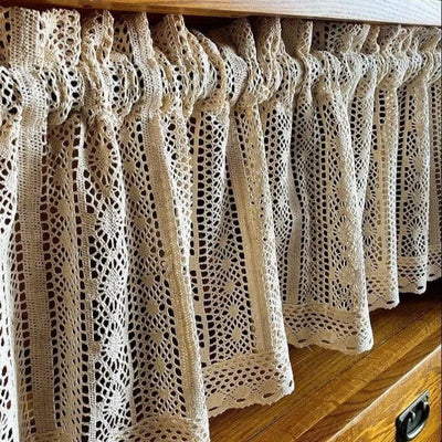 Rideau décoratif élégant avec de délicats motifs ajourés, idéal pour apporter une touche de charme vintage à votre intérieur. Parfait pour habiller une étagère ou un meuble, tout en ajoutant une note de douceur et d'élégance à votre décoration.