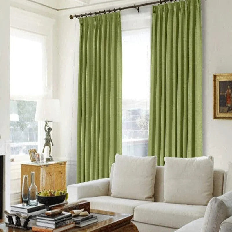 Rideaux verts élégants pour salon moderne, parfaits pour ajouter une touche de couleur fraîche et lumineuse. Idéal pour créer une ambiance accueillante, ces rideaux s'accordent harmonieusement avec un mobilier clair et une décoration contemporaine. Accessoire décoratif pour optimiser l'esthétique et l'intimité de votre espace de vie.