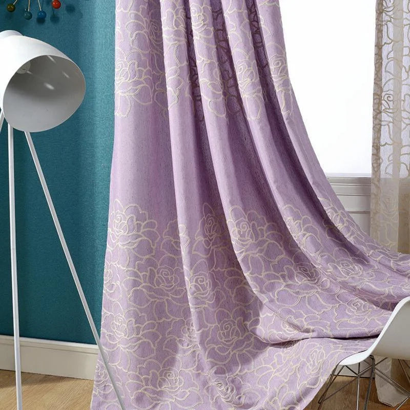 Rideau élégant de couleur violette avec motifs floraux, idéal pour ajouter une touche de raffinement et de couleur à votre intérieur. Ce rideau opaque assure une bonne intimité tout en décorant votre salon ou votre chambre. Misez sur son design moderne pour transformer l'atmosphère de votre pièce. Accessoire parfait pour une décoration chic et tendance.