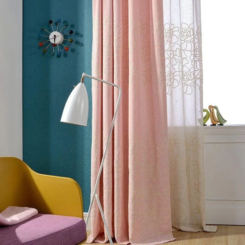 Rideau élégant de couleur rose avec motifs floraux délicats, idéal pour ajouter une touche de douceur et de sophistication à votre intérieur. Ce design raffiné s'intègre parfaitement dans une décoration moderne, apportant une ambiance chaleureuse et accueillante à votre pièce. Parfait pour la chambre ou le salon, ce rideau crée une atmosphère apaisante tout en permettant une belle filtration de la lumière.