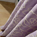 Rideau violet décoratif avec motifs floraux élégants, parfait pour apporter une touche de style et de sophistication à votre intérieur, idéal pour le salon ou la chambre à coucher.