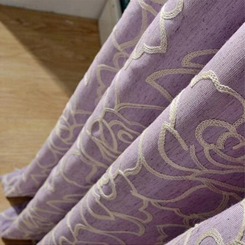 Rideau violet décoratif avec motifs floraux élégants, parfait pour apporter une touche de style et de sophistication à votre intérieur, idéal pour le salon ou la chambre à coucher.
