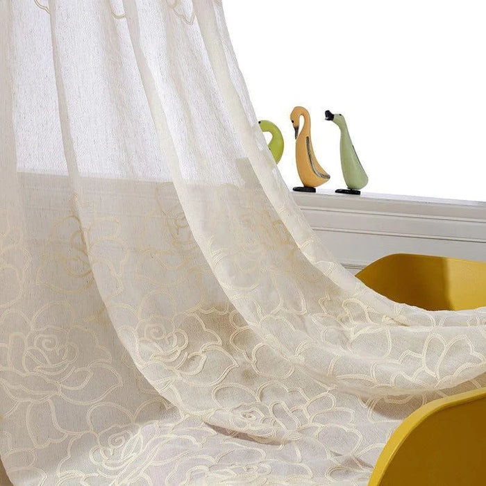 Rideaux translucides élégants avec motifs floraux en jaune doux, parfaits pour intégrer un espace de vie moderne et lumineux. Idéaux pour laisser entrer la lumière naturelle tout en préservant l'intimité. Déco contemporaine avec des ornements sur une surface lisse et fluide. Accessoire idéal pour une atmosphère chaleureuse et accueillante. Convient parfaitement à une décoration minimaliste et chic.