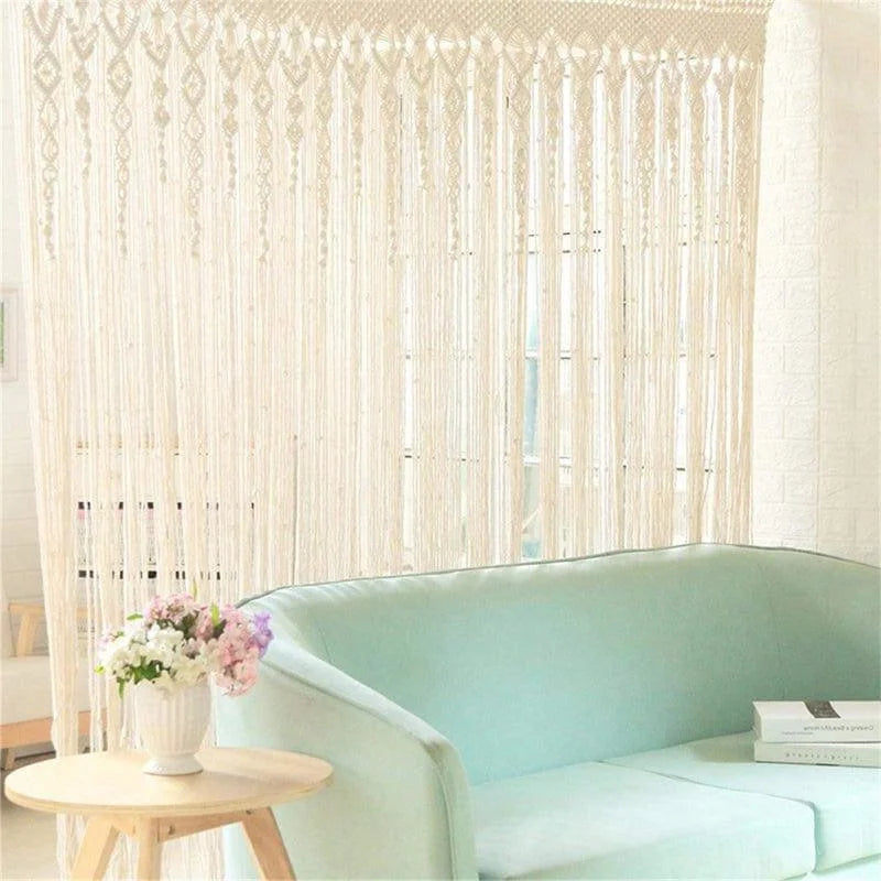 Rideau décoratif beige, parfait pour créer une ambiance lumineuse et accueillante dans le salon. Ce rideau ajouré s'accorde harmonieusement avec un canapé vert menthe et un intérieur moderne. Élément idéal pour ajouter une touche élégante et bohème à votre décoration d'intérieur.
