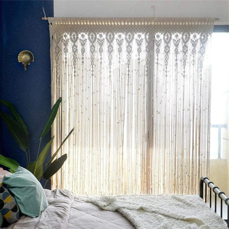 Rideau décoratif pour chambre avec motifs ajourés, idéal pour filtrer la lumière tout en ajoutant une touche élégante à votre intérieur. Design bohème chic pour une ambiance cosy et lumineuse, parfait pour habiller vos fenêtres.