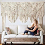 Décoration murale macramé élégante, idéale pour sublimer un salon moderne. Parfaite pour ajouter une touche bohème et chaleureuse à votre espace de vie. Le design complexe attire le regard et complète harmonieusement le mobilier contemporain. Transformez votre intérieur avec cette œuvre décorative unique.