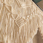 Décoration murale en macramé artisanal avec motifs géométriques, parfaite pour ajouter une touche bohème à votre intérieur. Suspension élégante idéale pour embellir le salon ou la chambre avec un design tendance et raffiné.