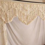 Décoration murale en macramé artisanale, idéale pour un salon bohème. Tapisserie murale avec franges et motifs géométriques, apportant une touche élégante et tendance à votre intérieur. Accessoire de décoration d'intérieur parfait pour créer une ambiance chaleureuse et naturelle.