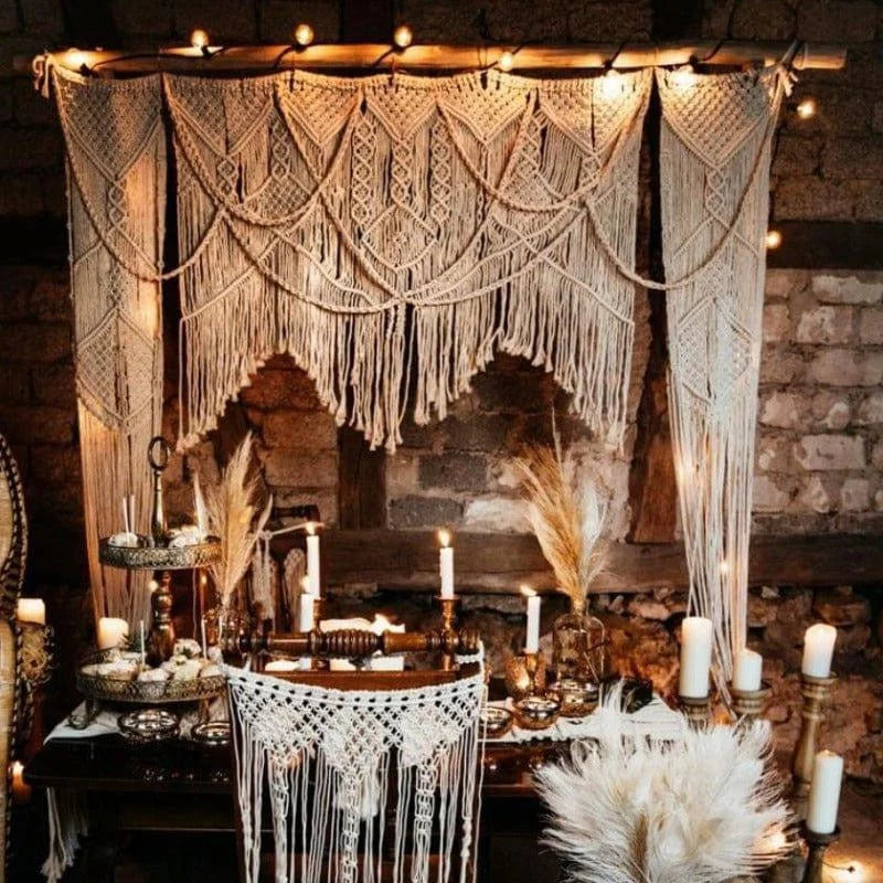 Décoration intérieure bohème avec tenture murale et ambiance lumineuse, idéal pour une atmosphère chaleureuse et élégante, mise en scène avec des bougies et ornements naturels.