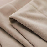 Tissu beige délicat et élégant, parfait pour des créations de mode raffinées et sophistiquées. Idéal pour des vestes, manteaux ou accessoires élégants, ajoutant une touche de luxe à toute garde-robe.