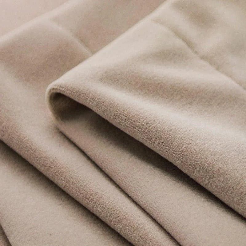 Tissu beige délicat et élégant, parfait pour des créations de mode raffinées et sophistiquées. Idéal pour des vestes, manteaux ou accessoires élégants, ajoutant une touche de luxe à toute garde-robe.