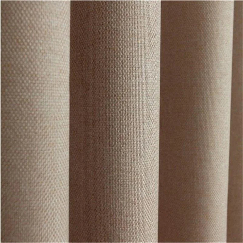Rideau beige élégant avec texture subtile, idéal pour sublimer la décoration intérieure et créer une ambiance chaleureuse dans le salon ou la chambre. Accessoire de maison au design moderne.