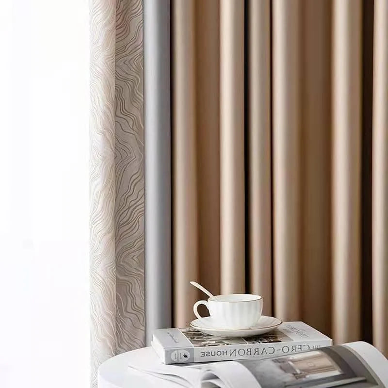 Rideaux élégants beige clair dans un salon moderne, offrant une ambiance chaleureuse et accueillante. Idéal pour ajouter une touche de sophistication à votre espace intérieur. Le design élégant se marie parfaitement avec divers styles de décoration. Parfait pour filtrer la lumière tout en préservant l’intimité de votre maison.