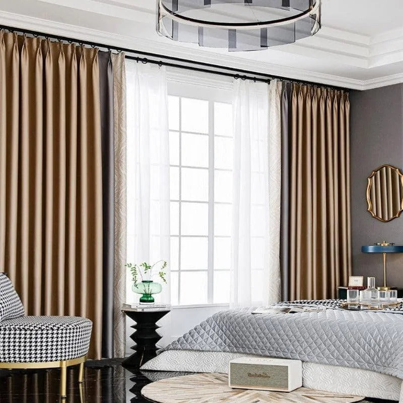 Rideaux élégants teintés de brun dans une chambre moderne, ajoutant une touche de luxe et de sophistication à la décoration intérieure. Design contemporain avec des détails raffinés, mettant en valeur l'éclairage naturel grâce à une grande fenêtre.