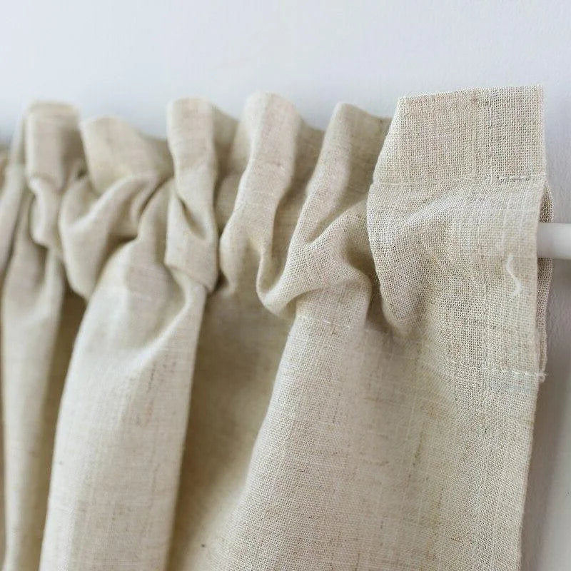Rideau beige à plis, idéal pour salon ou chambre, apportant élégance et luminosité à votre intérieur. Facile d'installation sur tringle standard, ce rideau dégage une atmosphère chaleureuse et accueillante. Parfait pour décorer tout type de pièce avec style et simplicité.