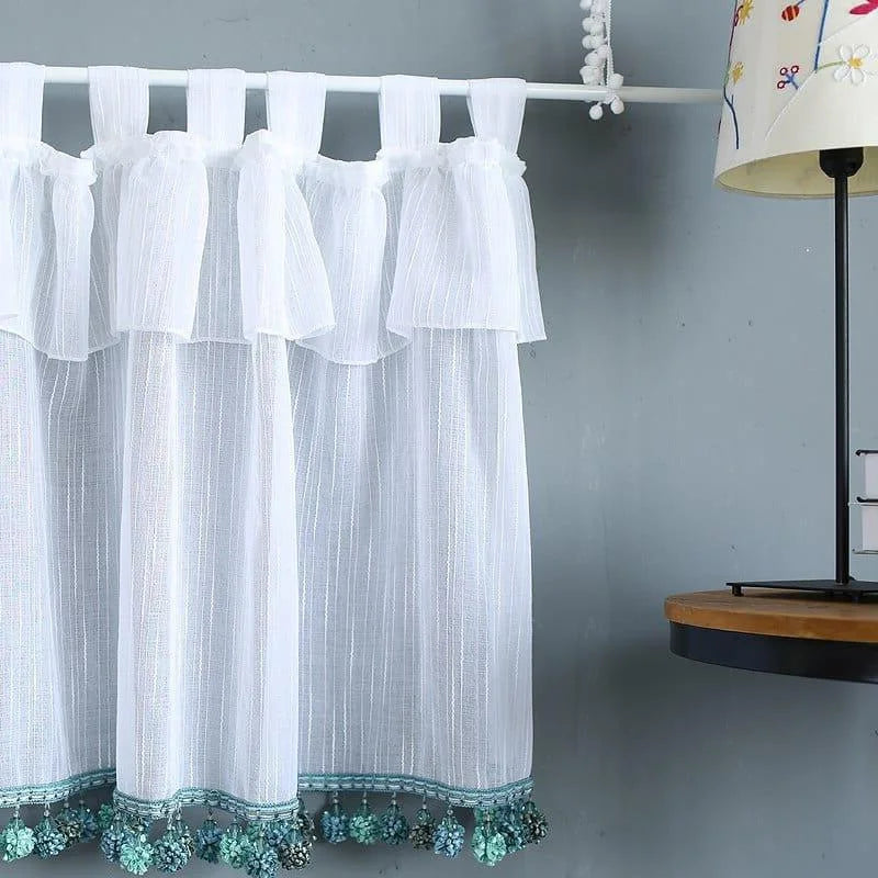 Rideau blanc élégant avec ornements en bas, parfait pour ajouter une touche de sophistication à votre intérieur. Idéal pour la décoration de salon et chambres à coucher. Ambiance lumineuse et raffinée garantie.