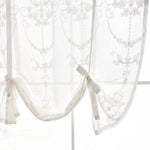Voilage élégant avec broderies florales blanches et rubans décoratifs, idéal pour ajouter une touche raffinée à votre décoration intérieure. Convient parfaitement aux salons, chambres ou espaces de détente pour une ambiance lumineuse et chaleureuse.