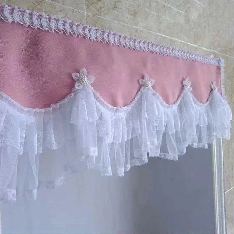Cantonnière rose décorative avec volants blancs et ornements floraux, idéale pour embellir les fenêtres intérieures et apporter une touche élégante à votre décoration d'intérieur.