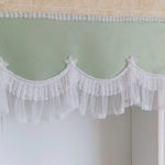Cantonnière décorative élégante avec bordure plissée ornée de fleurs, idéale pour ajouter une touche raffinée à votre intérieur. Parfait pour les fenêtres de salon, chambre ou cuisine. Design classique et intemporel, facile à intégrer dans divers styles de décoration.
