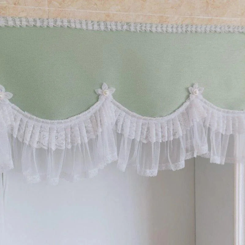 Cantonnière décorative élégante avec bordure plissée ornée de fleurs, idéale pour ajouter une touche raffinée à votre intérieur. Parfait pour les fenêtres de salon, chambre ou cuisine. Design classique et intemporel, facile à intégrer dans divers styles de décoration.