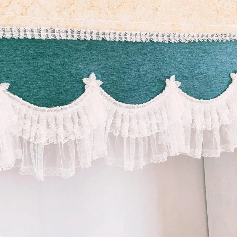 Cantonnière élégante en teinte bleu canard avec bordure en dentelle blanche, idéale pour sublimer la décoration d'une chambre ou d'un salon. Motif festonné avec détails délicats, apporte une touche chic et raffinée à votre intérieur. Accessoire décoratif parfait pour un style classique ou contemporain.