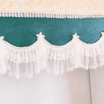 Cantonnière élégante en teinte bleu canard avec bordure en dentelle blanche, idéale pour sublimer la décoration d'une chambre ou d'un salon. Motif festonné avec détails délicats, apporte une touche chic et raffinée à votre intérieur. Accessoire décoratif parfait pour un style classique ou contemporain.