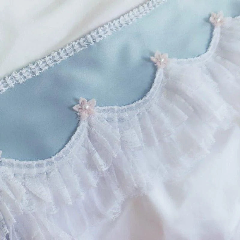 Voile décoratif élégant avec détails en dentelle blanche et touches florales délicates, parfait pour ajouter une touche raffinée et romantique à votre espace intérieur. Idéal pour une ambiance douce et apaisante.