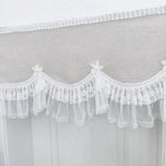 Volant décoratif blanc pour lit d'enfant, design élégant avec fleurs délicates et fronces raffinées, parfait pour chambre à coucher, apporte une touche romantique et sophistiquée. Convient pour personnaliser la décoration intérieure et améliorer l'esthétique de l'espace de vie.