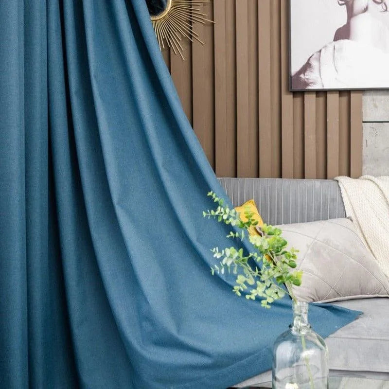 Rideau bleu élégant pour salon moderne, offrant une touche de sophistication à votre décoration intérieure. Parfait pour habiller les fenêtres avec style et créer une ambiance chaleureuse dans votre espace de vie. Accessoire idéal pour compléter une décoration contemporaine.